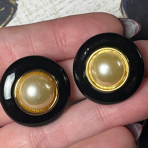 Vintage 90s Faux Pearl, Enamel, and Gold Clip-On Earrings - Picture 3 of 5